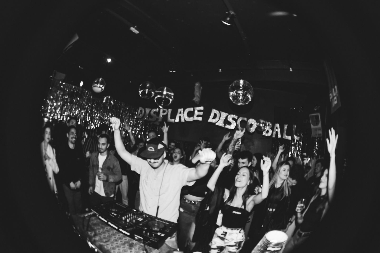 Displace Disco Ball, pista lotada