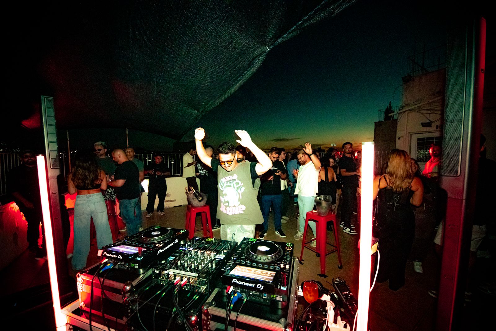 Kevin Disko no rooftop da Displace ao anoitecer