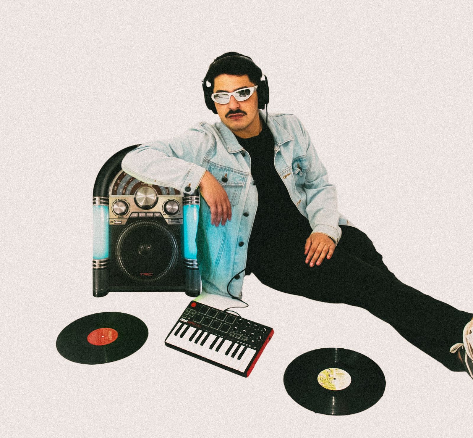 Kevin com rádio, sintetizador e vinis