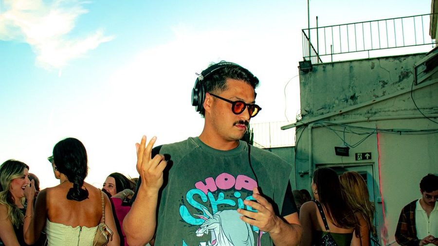 Kevin Disko tocando no rooftop da Displace de dia