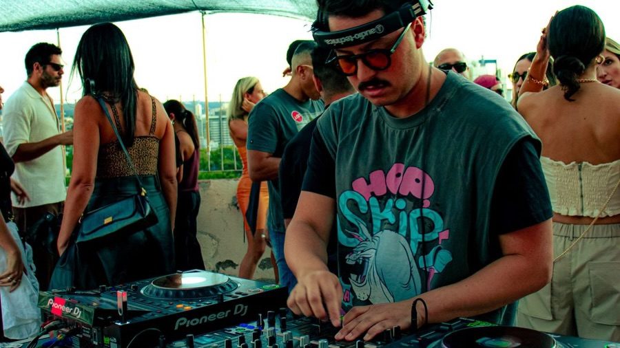 Kevin Disko mixando no rooftop da Displace