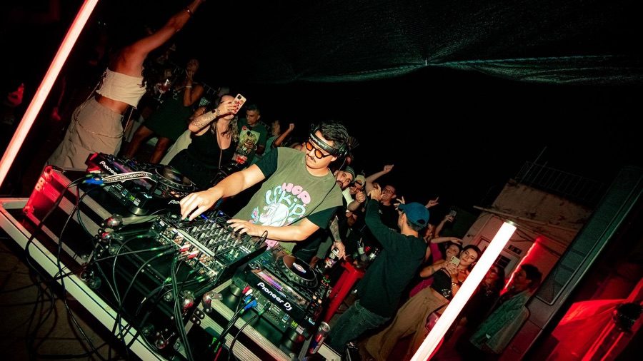 Kevin Disko de braço erguido no rooftop da Displace à noite