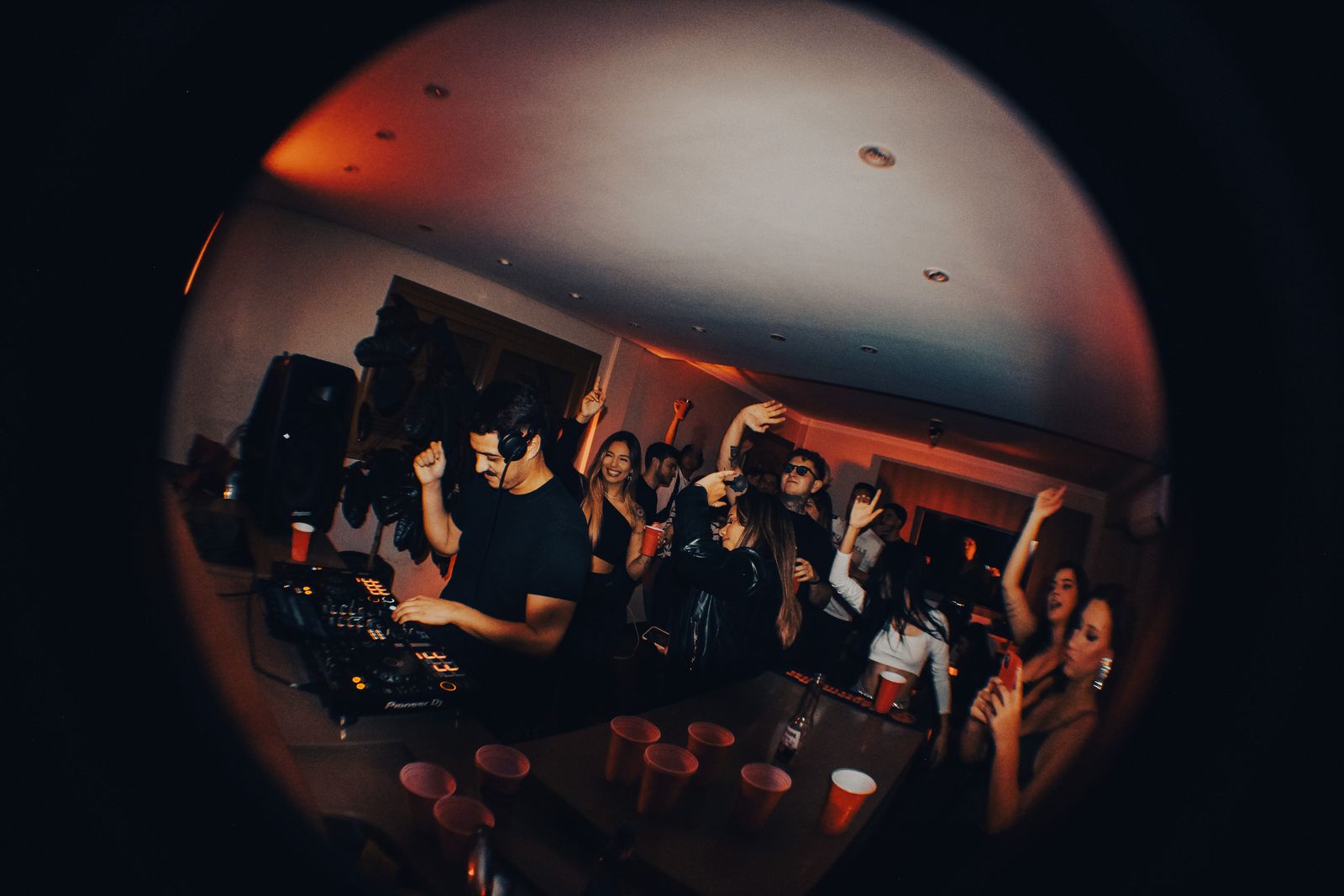 Kevin Disko tocando, lente olho de peixe
