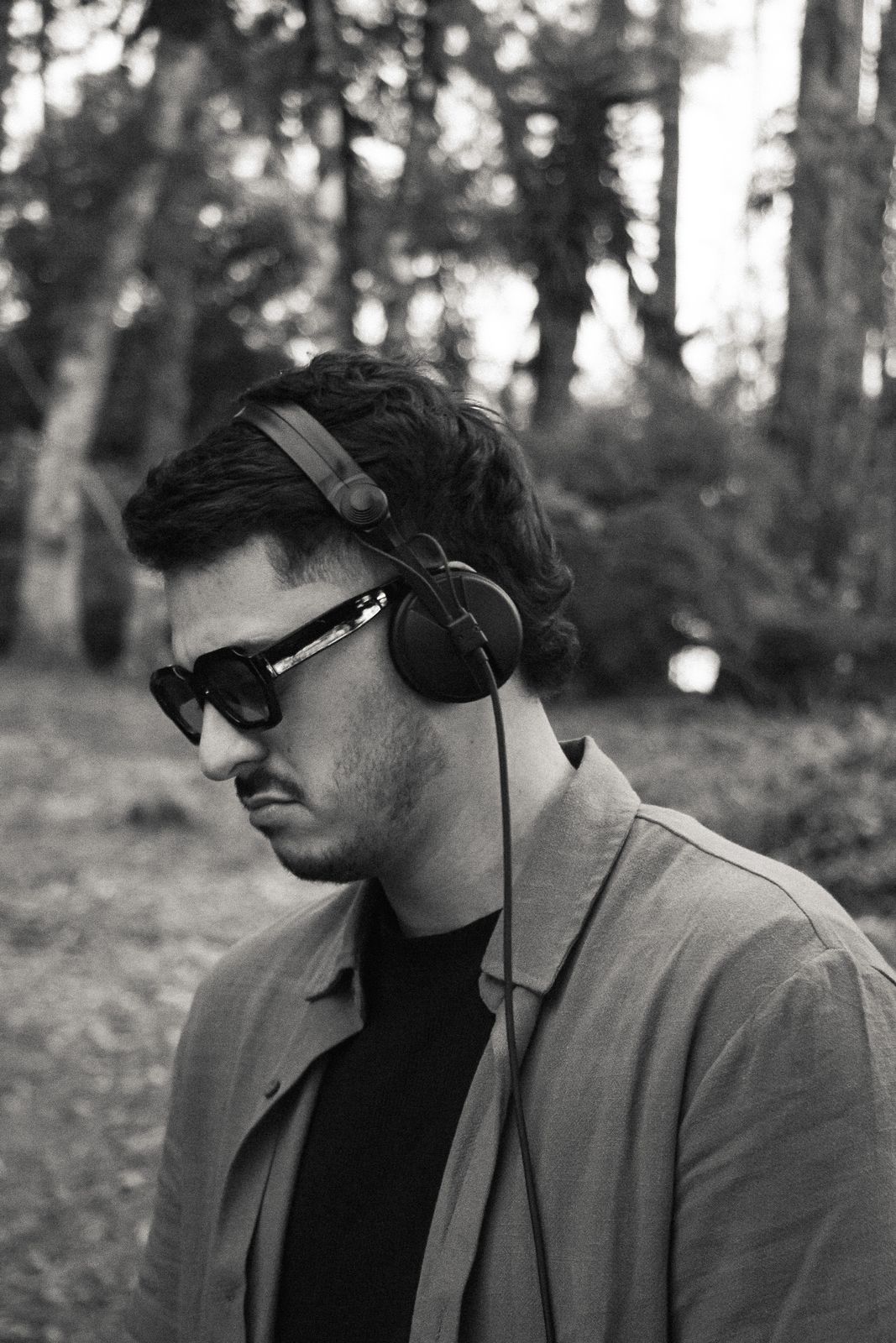 Retrato em preto e branco com fones