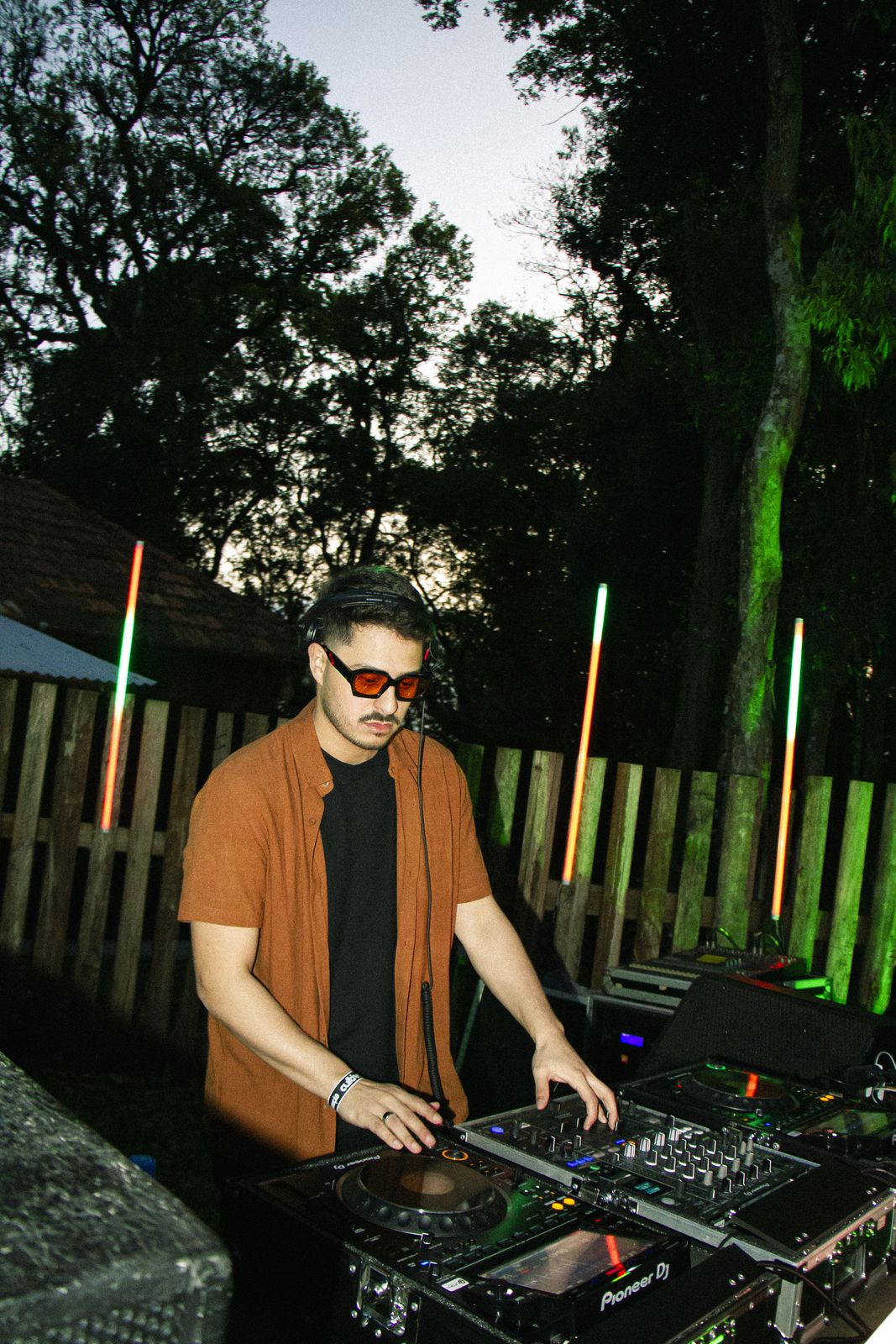 Set ao ar livre ao entardecer
