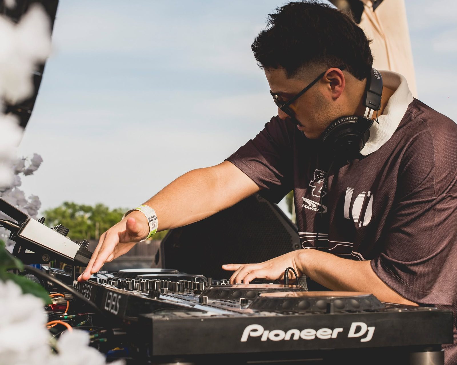 Kevin Disko mixando no Pioneer no Warung Tour, de dia